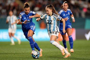 Estefanía Banini en acción en Argentina vs. Italia por el Mundial Femenino 2023.