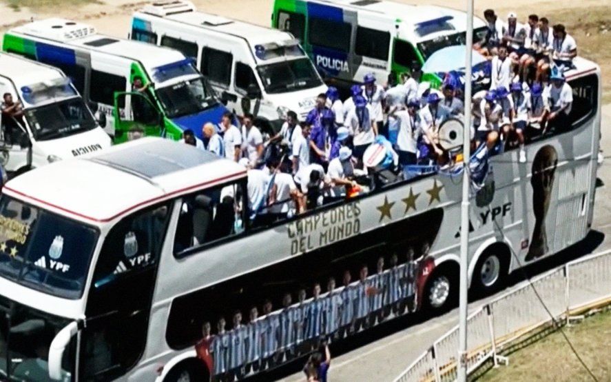 El micro de la Selección Argentina campeona del mundo saliendo de Ezeiza.