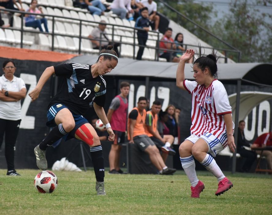 Mariana Larroquette en acción en el último Argentina vs. Paraguay. El viernes jugarán por la Copa América Femenina 2022.