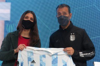Fernando Batista junto a Inés Arrondo en la despedida de Argentina del país camino a Tokio 2020