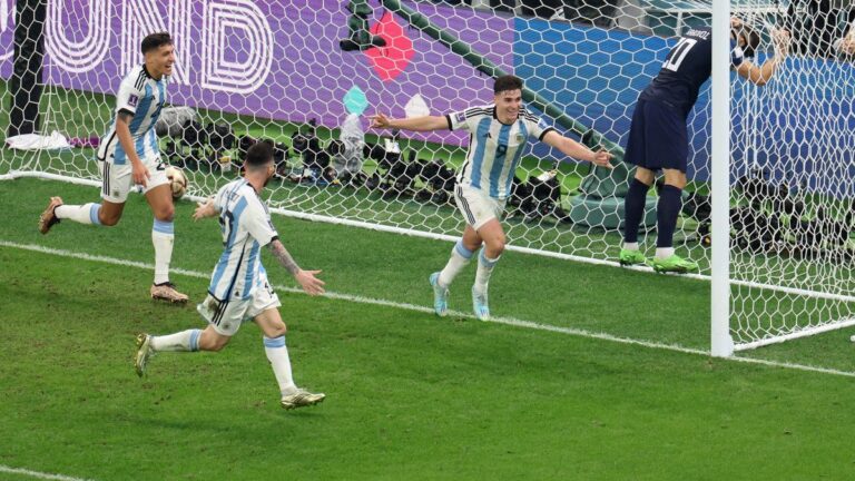 Las gambetas de Lionel Messi y el gol de Julián Álvarez desde la tribuna