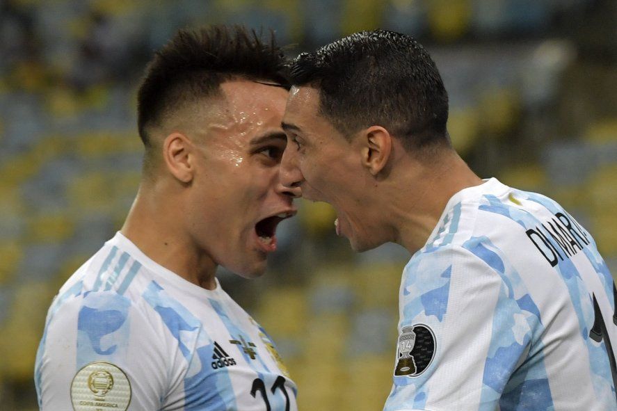 Ángel Di María y Lautaro Martinez festejan el gol de Argentina ante Brasil
