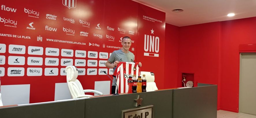 Santiago Ascacíbar posa con la camiseta de Estudiantes.