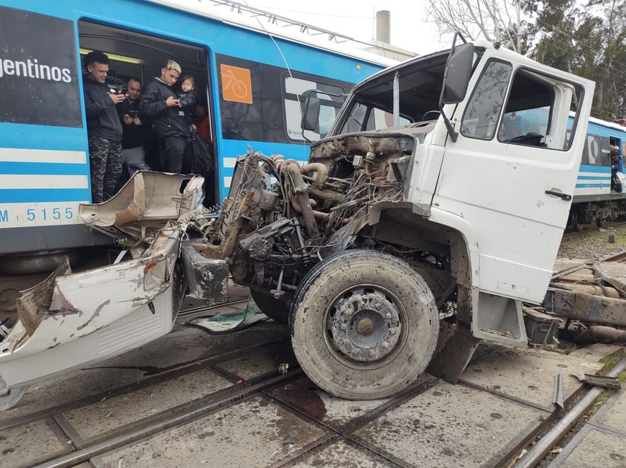 Así quedó el camión tras la imprudente y temeraria maniobra del chofer al cruzar con la barrera baja el paso nivel ferroviario a la altura de Quilmes. 