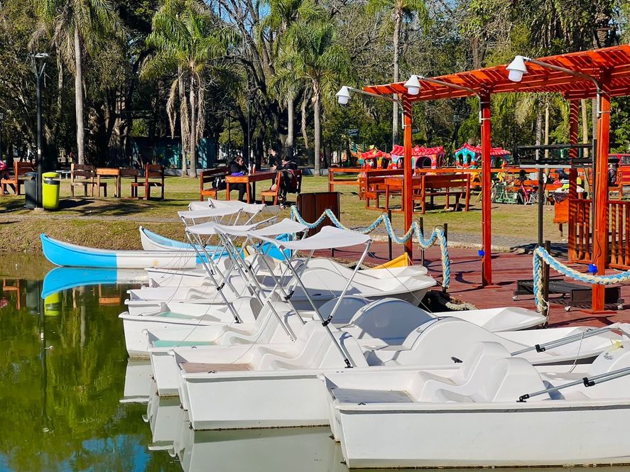 Así quedó el nuevo muelle del Parque Saavedra: decenas de embarcaciones, luces LED y juegos infantiles