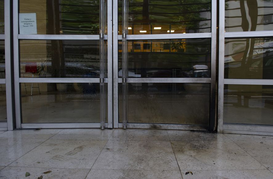 Así quedó la fachada de Clarín tras el ataque de encapuchados - Foto: Clarín