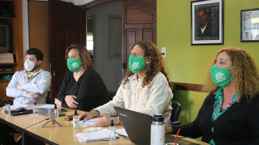 La Provincia convocó a discutir paritarias a docentes y estatales