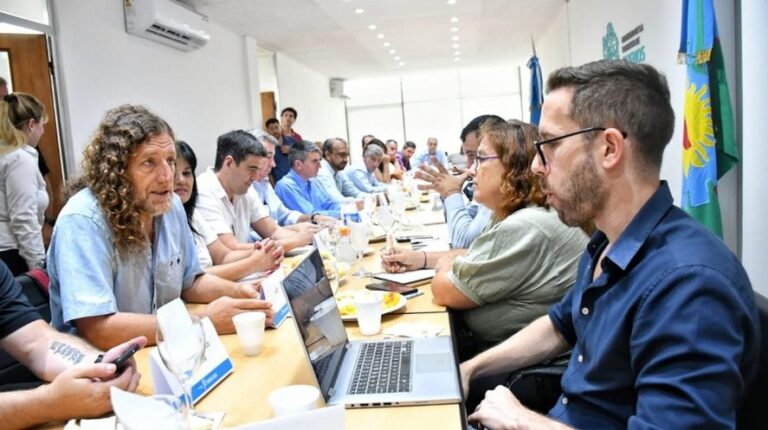 Provincia convocó a los estatales a una paritaria salarial
