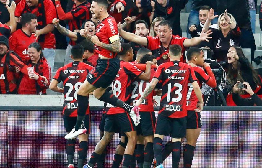Athletico Paranaense llega en un gran momento al duelo con Estudiantes.
