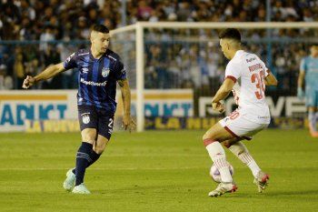 Jorge Rodríguez, volante de Estudiantes, disputa la pelota con Ramiro Carrera (Foto: Prensa Atlético).