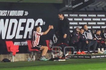Axel Atum y Eduardo Domínguez en cancha de Estudiantes. (Captura Sportscenter)