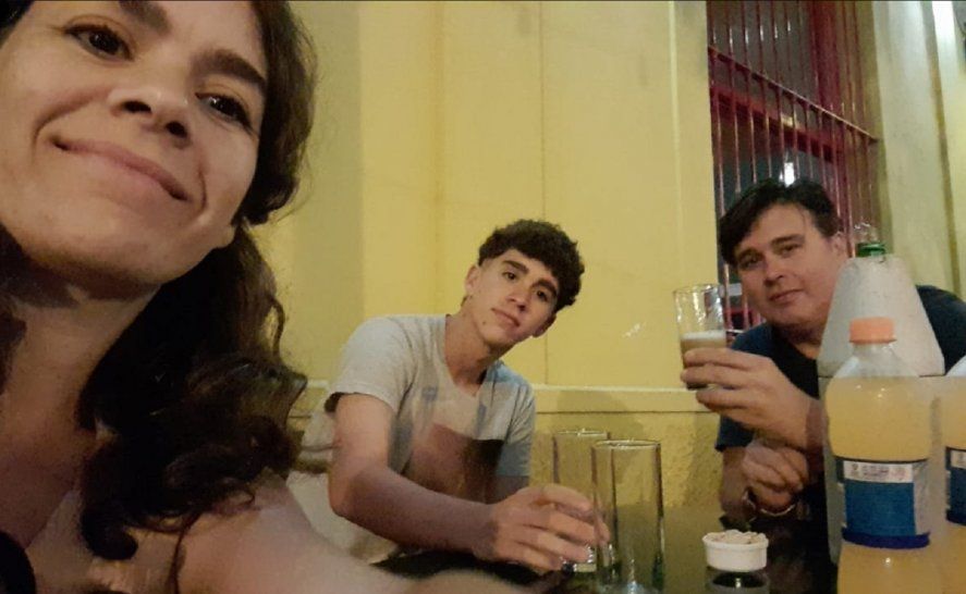 Axel Atum, futbolista de Estudiantes, junto a sus papas