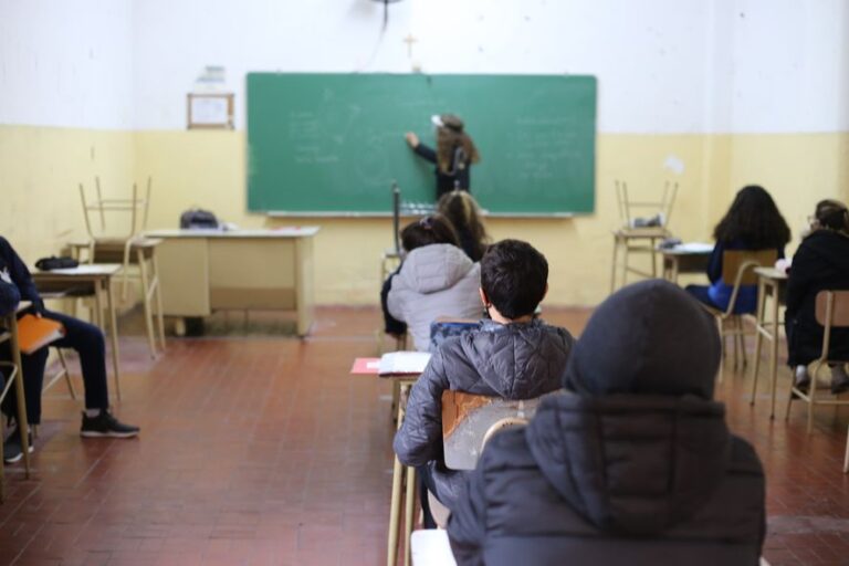 Docentes bonaerenses vacunados vuelven a la presencialidad