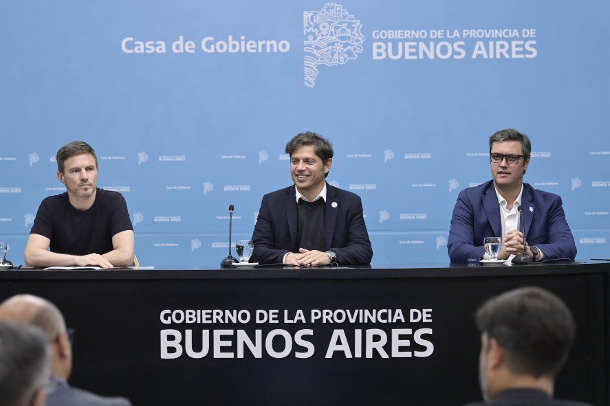 Alejo Supply, ubicado a la derecha de la imagen, forma parte del equipo de asesores de Axel Kicillof.