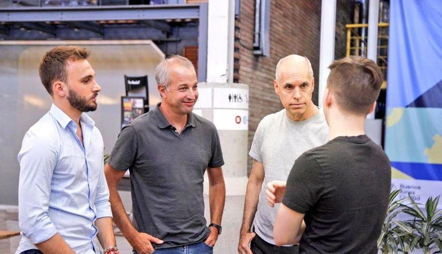 Augusto y Mateo Salvatto junto al jefe de Gobierno porteño, Horacio Rodríguez Larreta, quien los tentó para que sean legisladores porteños.