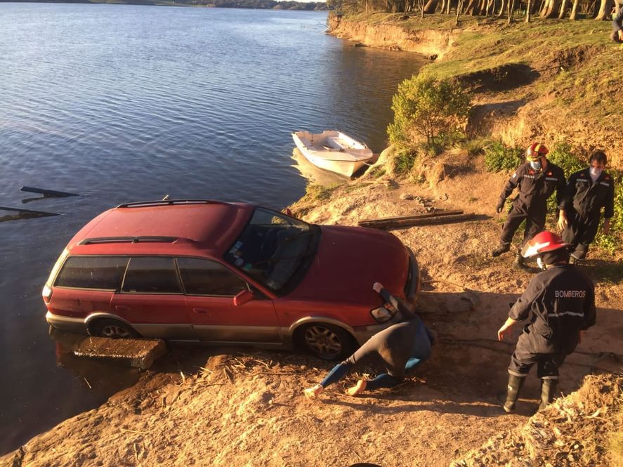 Los Bomberos Voluntarios ayudaron a remover la camioneta de la laguna (Foto: Diario La Vanguardia)