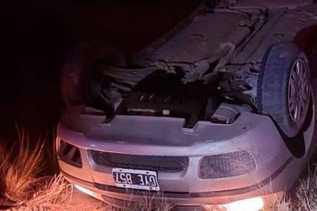 bahia blanca: 14 jovenes iban en un auto y volcaron
