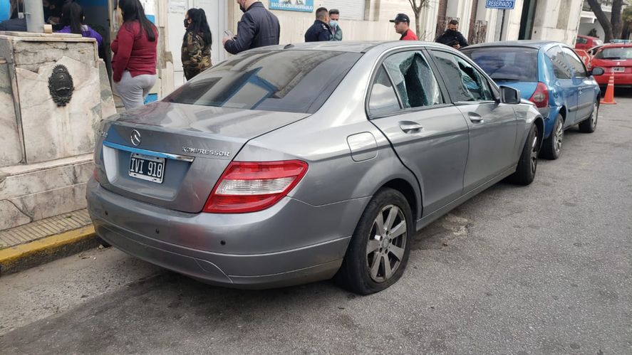 Uno de los autos secuestrados por la policia: Aprevide garantizo la vuelta del público pese a los violentos hechos en Avellaneda.