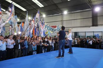 Fernando Espinoza y Veróica Magario en el acto del PJ en La Matanza