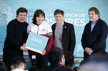 Axel Kicillof entregó 614 netbooks a estudiantes de ocho escuelas de La Matanza