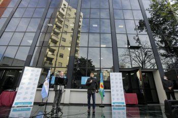 Axel Kicillof, a los pies del nuevo edificio de Casación Penal, en La Plata, durante su inauguración.