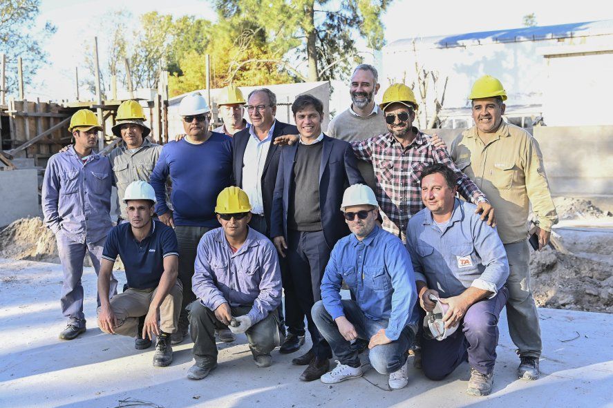Axel Kicillof y el intendente Capra recorrieron la construcción de la planta potabilizadora.