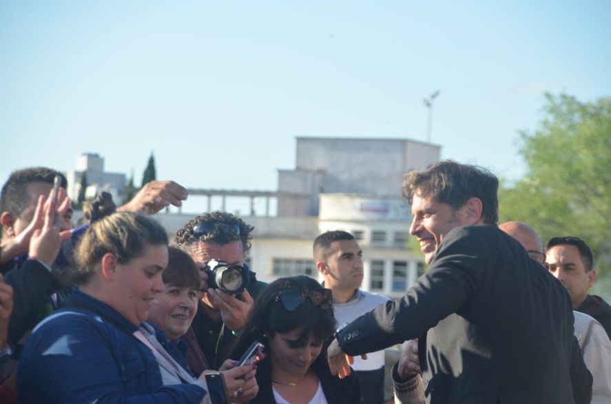 Mateadas y cercanía con los vecinos bonaerenses, la forma que eligió Axel Kicillof para acercarse. En la foto, durante una recorrida por Olavarría.