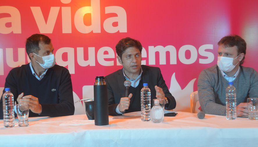 Axel Kicillof en conferencia de prensa en Olavarría junto a los precandidatos Eduardo