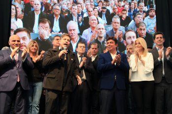 Axel Kicillof habló durante el acto en Tecnópolis. Juan Manzur y Wado De Pedro, en el escenario.