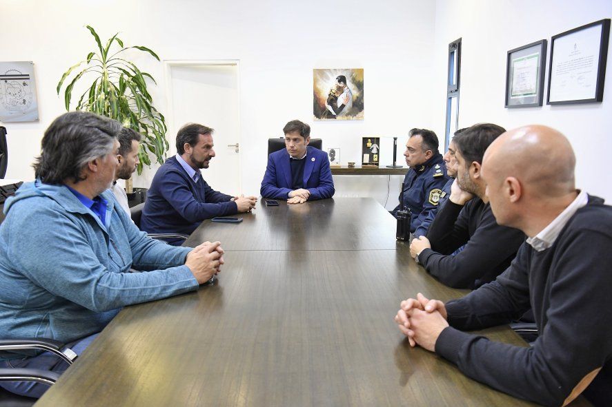 Axel Kicillof y el intendente de Escobar se reunieron con autoridades policiales para investigar la situación de los ataques a comercios. Axel Kicillof y el intendente de Escobar se reunieron con autoridades policiales para investigar la situación de los ataques a comercios.