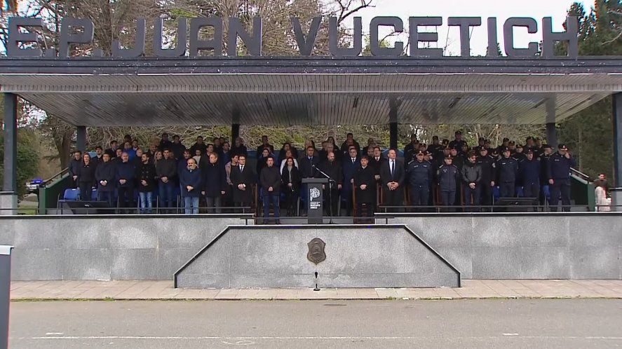 Axel Kicillof encabeza la entrega de patrulleros en la escuela Juan Vucetich de Berazategui. Axel Kicillof encabeza la entrega de patrulleros en la escuela Juan Vucetich de Berazategui.