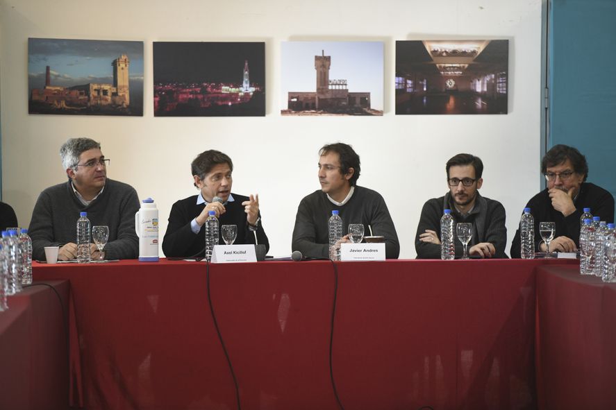 Axel Kicillof en su paso por un distrito radical