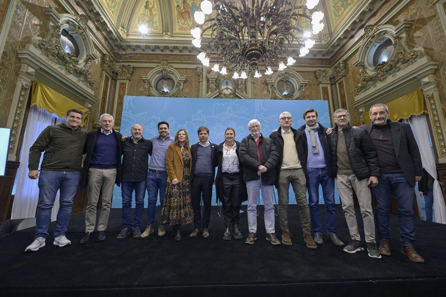 Axel Kicillof y Florencia Saintout junto a intendentes bonaerenses del oficialismo tras el anuncio del Programa de Fortalecimiento a la Cultura Comunitaria.