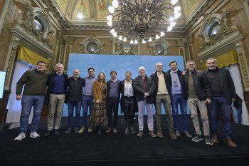 Axel Kicillof y Florencia Saintout junto a intendentes bonaerenses del oficialismo tras el anuncio del Programa de Fortalecimiento a la Cultura Comunitaria.