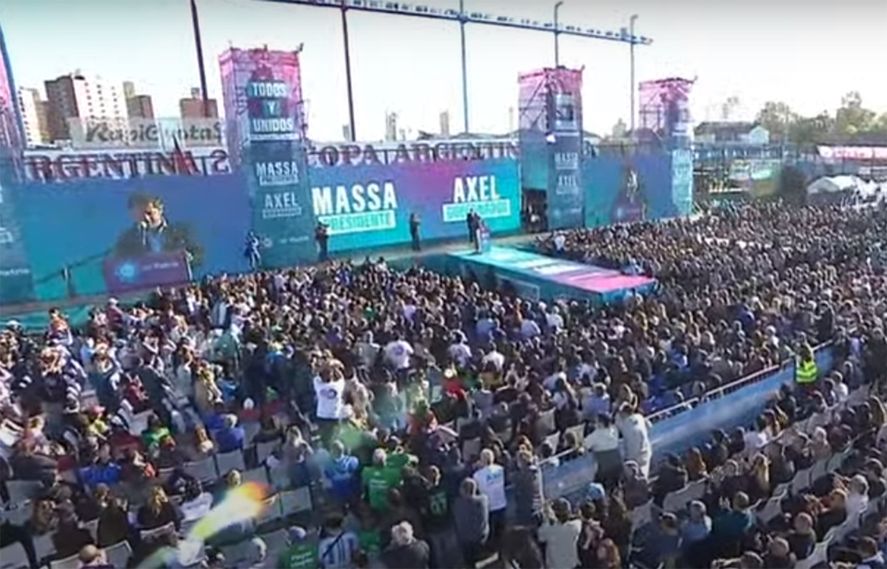 Axel Kicillof fue uno de los protagonistas del multitudinario acto de cierre de campaña de Unión por la Patria llevado a cabo este martes 17 de octubre