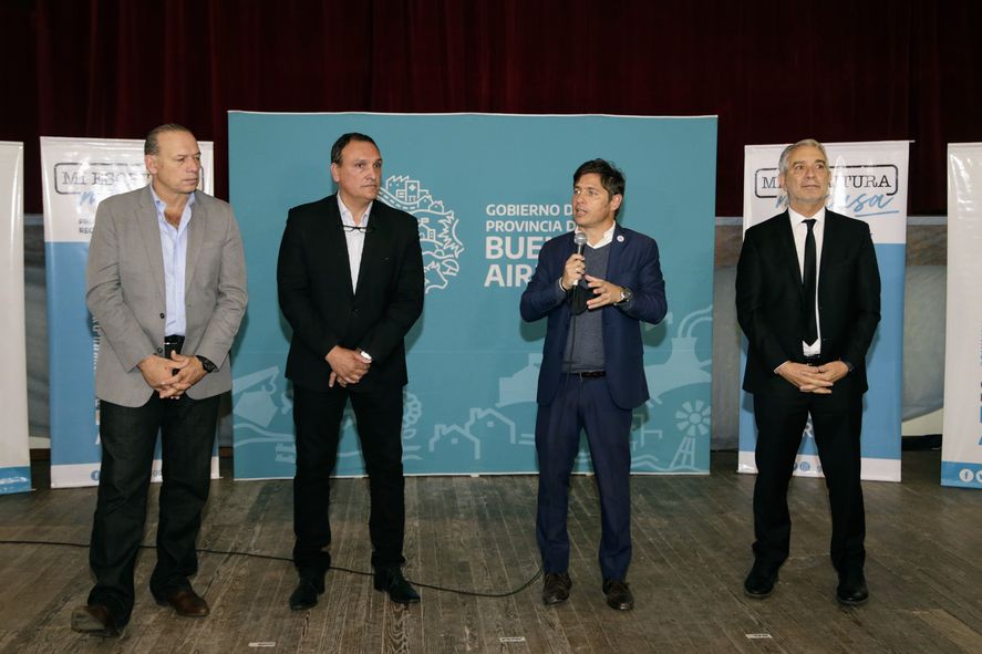 Axel Kicillof hizo entrega de escrituras en Arrecifes junto a los ministros Sergio Berni, Julio Alak y el intendente local Javier Olaeta