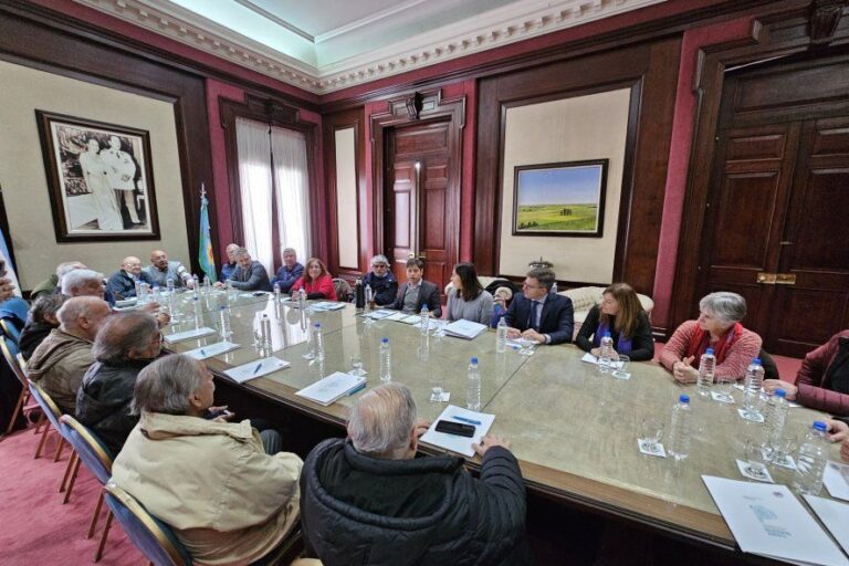 Provincia cerró paritarias por decreto y volverá a convocar a los gremios en febrero