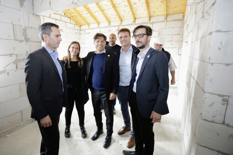 Axel Kicillof en Olavarría durante la entrega de escrituras.