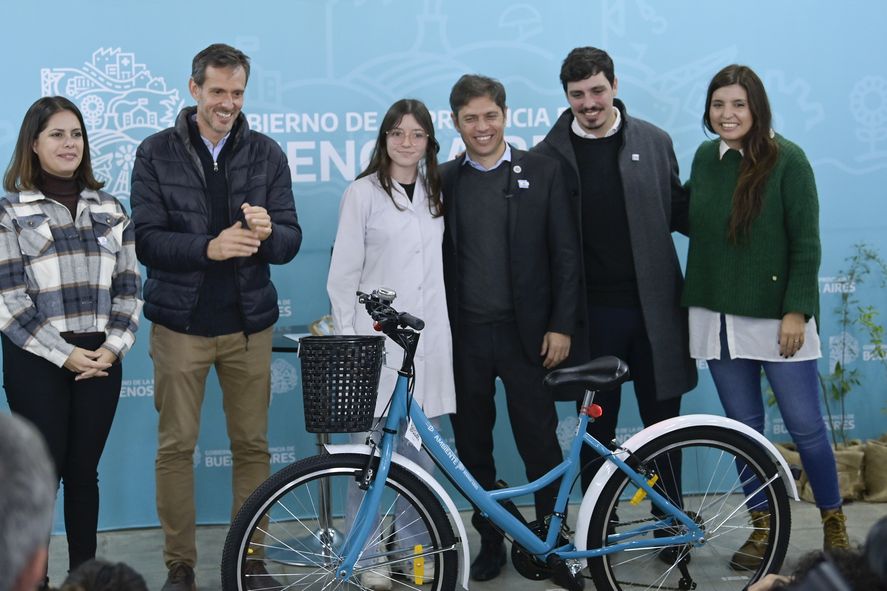 Axel Kicillof presentó un programa ambiental y entregó bicicletas a estudiantes Axel Kicillof presentó un programa ambiental y entregó bicicletas a estudiantes