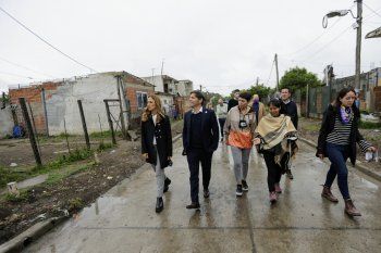 Axel Kicillof, Victoria Tolosa Paz y Mayra Mendoza durante la recorrida por las obras de pavimentación en San Francisco Solano.
