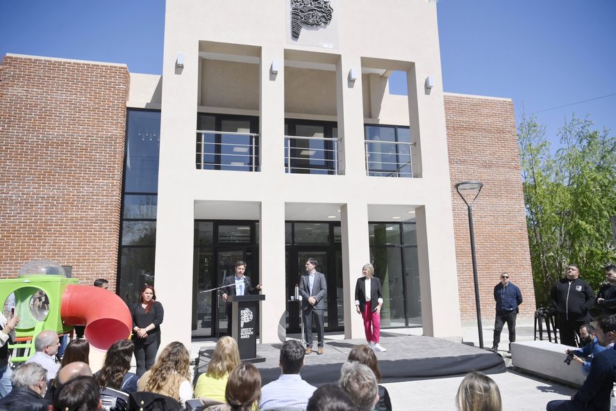 Axel Kicillof recorrió avances de obras en Castelli y Lezama