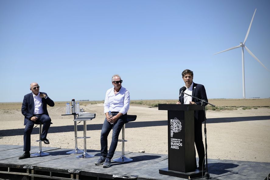 Axel Kicillof recorrió las obras de ampliación del Parque Eólico de Coronel Rosales  
