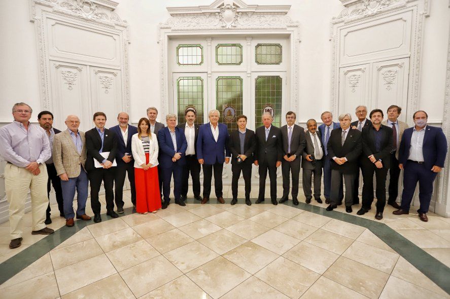 El Gobernador junto a representantes industriales en la UIA.