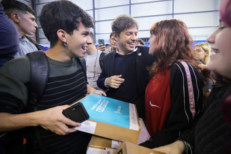 Axel Kicillof  superó las 70 mil computadoras entregadas con el plan Conectar Igualdad bonaerense