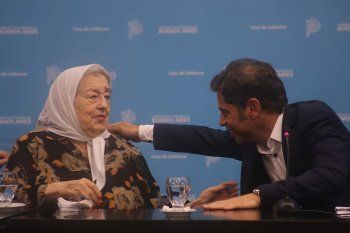 Axel Kicillof junto a Hebe de Bonafini, en el acto por el Día de la Memoria, Verdad y Justicia
