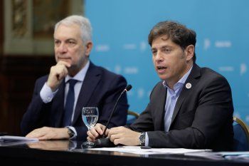 Axel Kicillof y Julio Alak encabezaban la presentación de la normativa, que deberá tratarse en la Legislatura.