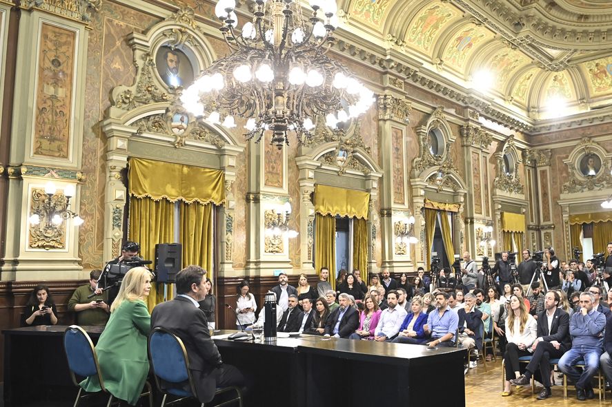 Axel Kicillof y Verónica Magario encabezaron este lunes una conferencia de prensa en la sede de Gobernación tras el triunfo electoral 