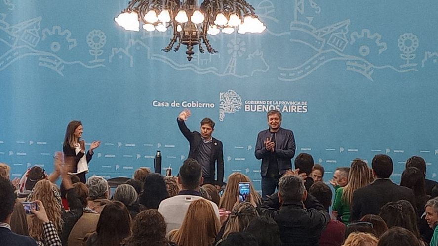 Axel Kicillof saluda al comienzo del acto. Las imágenes de esta nota fueron tomadas con un Motorola Moto G41.