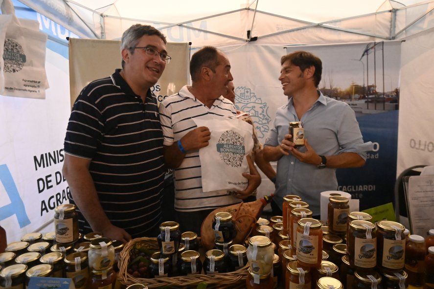 Axel Kicillof recorrió los distintos stands con productos regionales que se instalaron en el Estadio Único.