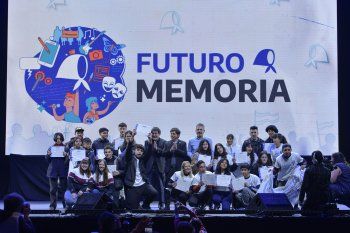Axel Kicillof cerró un ciclo anual sobre arte y memoria junto a miles de jóvenes